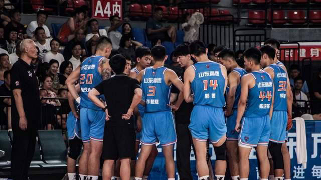 今夜山东男篮调整名单以备欧洲杯，临场应变环节打磨，更衣室稳定，年轻球员获得机会的简单介绍